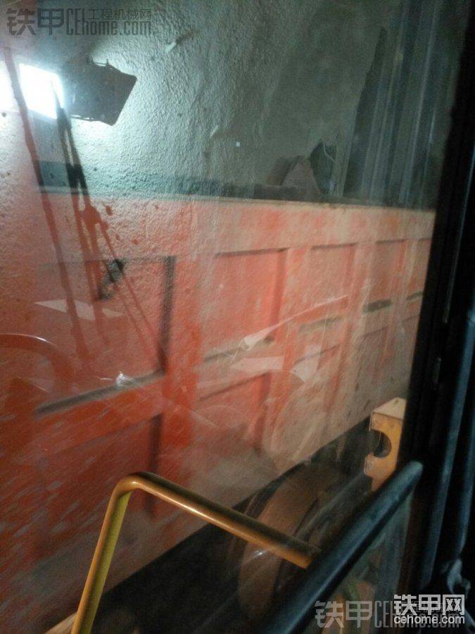 出渣車倒進(jìn)來了，可以說也是緊貼著我裝載機(jī)，但此刻出渣車和我裝載機(jī)都已經(jīng)最大能力靠 ...