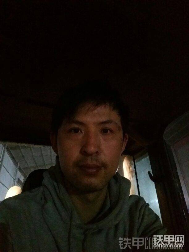 已經(jīng)有一點(diǎn)點(diǎn)汗了，雖然外面有些冷，但是隧道里出渣的時(shí)候，封閉的駕駛室里還是很熱， ...
