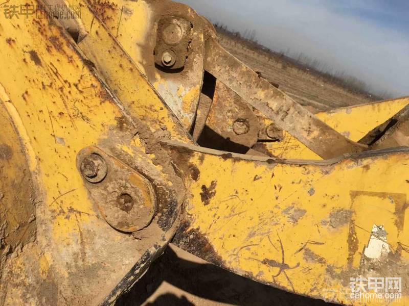 原車是在大臂處打黃油  隨著間隙過大  容易堵塞  最后改成從銷子處打黃油