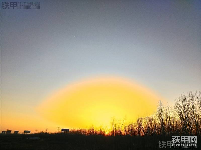 太陽(yáng)往下落，映紅整個(gè)天空
