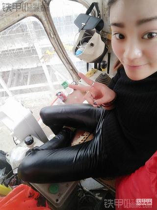 残酷的人生领悟 21岁女司机风雨塔吊路