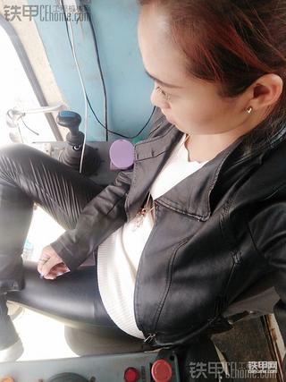 残酷的人生领悟 21岁女司机风雨塔吊路