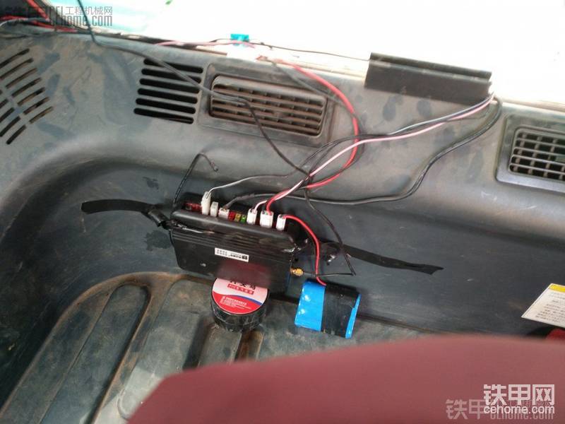 主機(jī)，接了內(nèi)室燈作電源線