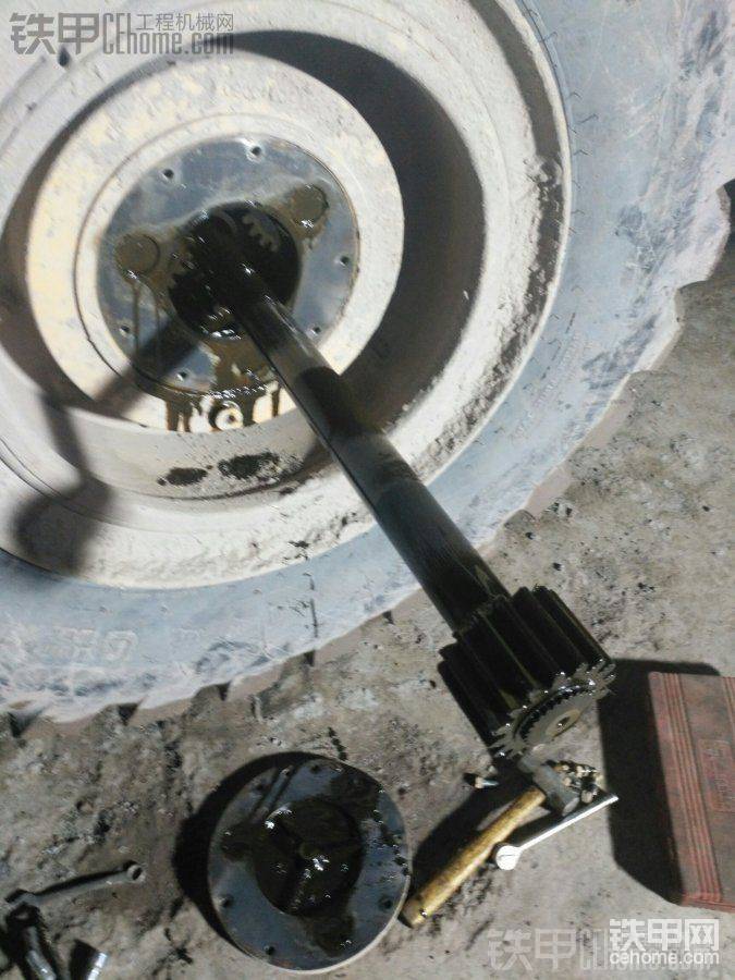 于是啟動車，把大臂放下來，鏟斗前壓，讓輪胎離開地面，再用螺絲刀去撬太陽齒，很輕松 ...