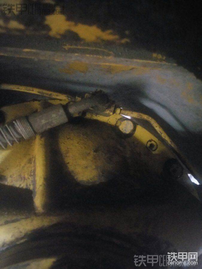 接上剎車油管，加剎車油，在3通的地方簡單排一下空氣。