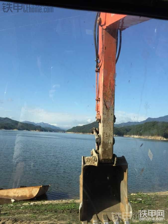 在天堂湖的冰山一角干活，陽光很狐媚空氣很清新，舒服