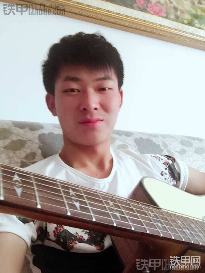 偶爾玩玩吉他，有時候住工地也會把它帶上，這樣夜晚就不寂寞了π_π
