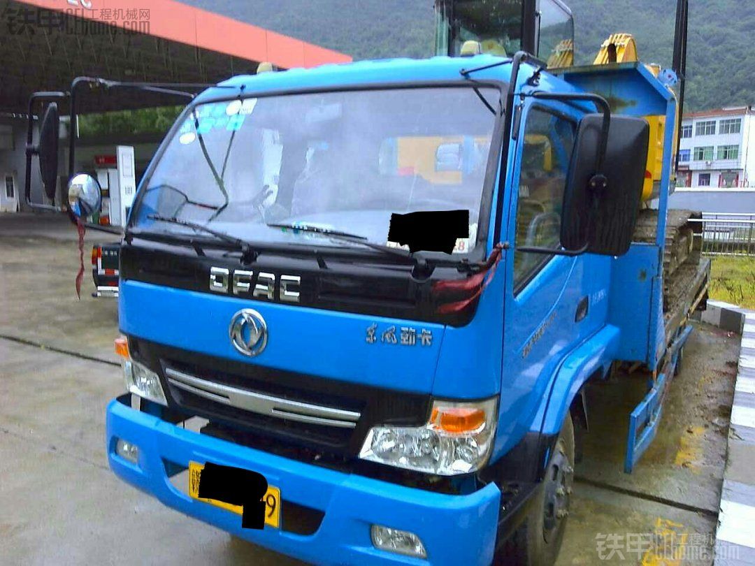 小挖機(jī)和拖車