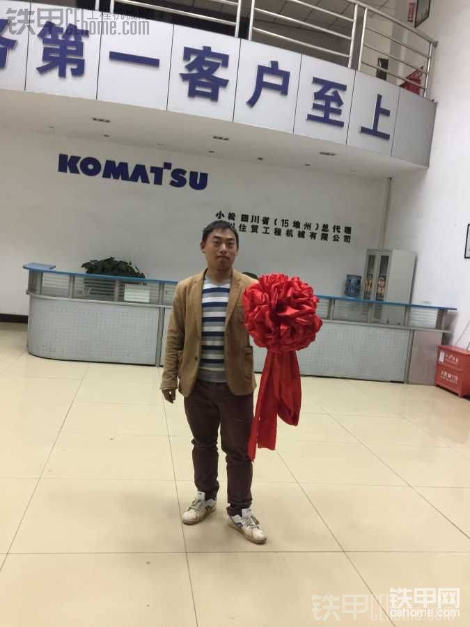 本人鎮(zhèn)樓，公司送的大紅花