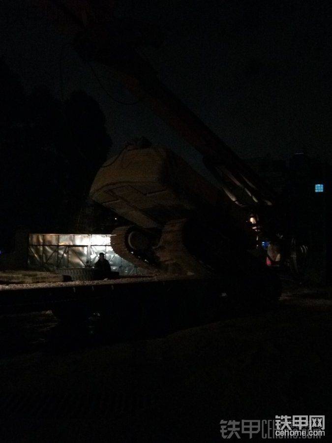 上板車害怕啊，不像挖機可以杵，就這樣退著上去
