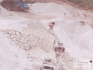 看到老板娘在铲料，你还有什么理由不拼搏？