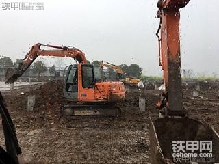 穿上雨披上阵，苦逼的工地狗……