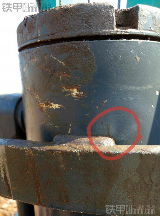 大臂液压缸有个小裂缝漏油，还能修吗