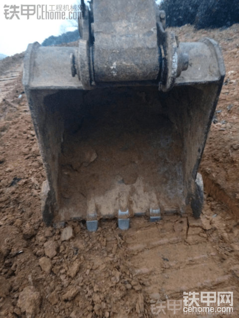 小松220-7显示器按任何一个键都无效，有时又有用