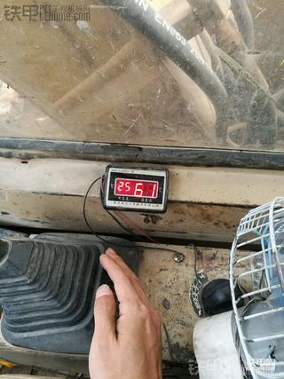 晒晒挖机水温！还有比54度更低的吗？
