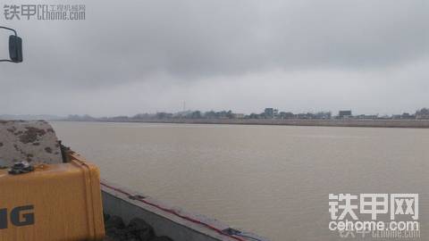 雨中奮戰(zhàn)琴江河畔，機(jī)械修理工兄弟