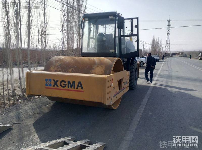 新車剛到工地路邊上，迫不及待的拿上車鑰匙上去發(fā)車，從板車上倒下來，結(jié)果車門都忘記關(guān)了
