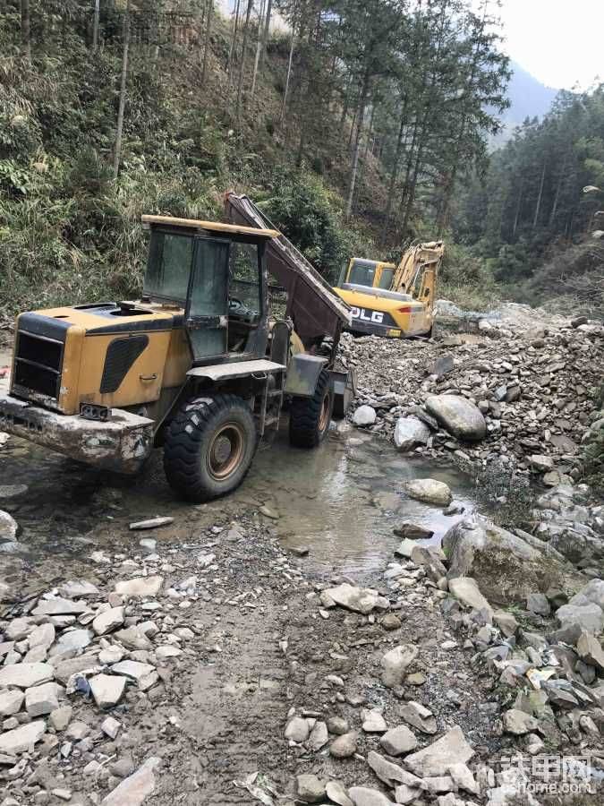 我的意思不用鏟車了，直接石頭沙子水分離輸送帶帶沙直接裝車了。  有好的建議嗎各位甲油。