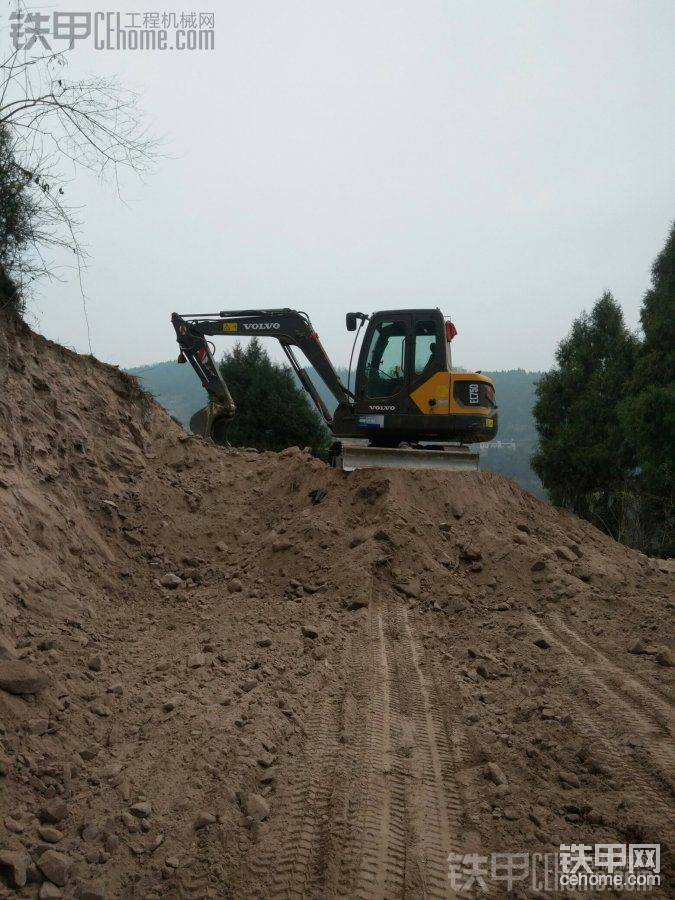 修村道路装沙铺路