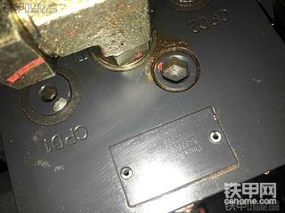 沃尔沃EC80D回转马达漏油怎么拆