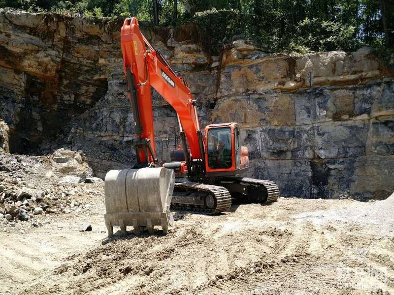 新的斗山斗容量有1.05方、發(fā)動機功率也有115kw、工作質(zhì)量更是達(dá)到了21800kg。與之前的 ...