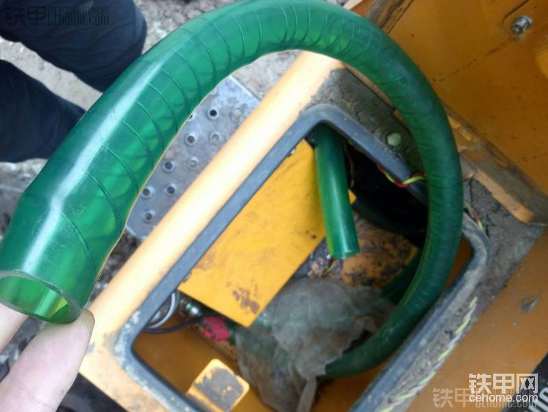 加油機(jī)加油速度杠杠的。都是馬云家買的，這個(gè)抽油的油管本地沒(méi)有賣的，油管冬天隨便彎 ...