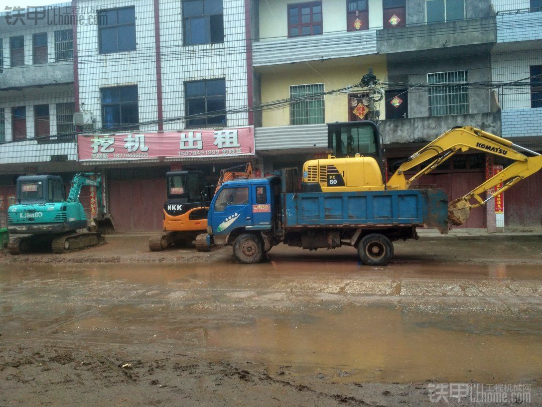 下雨了，挖機(jī)都生銹了