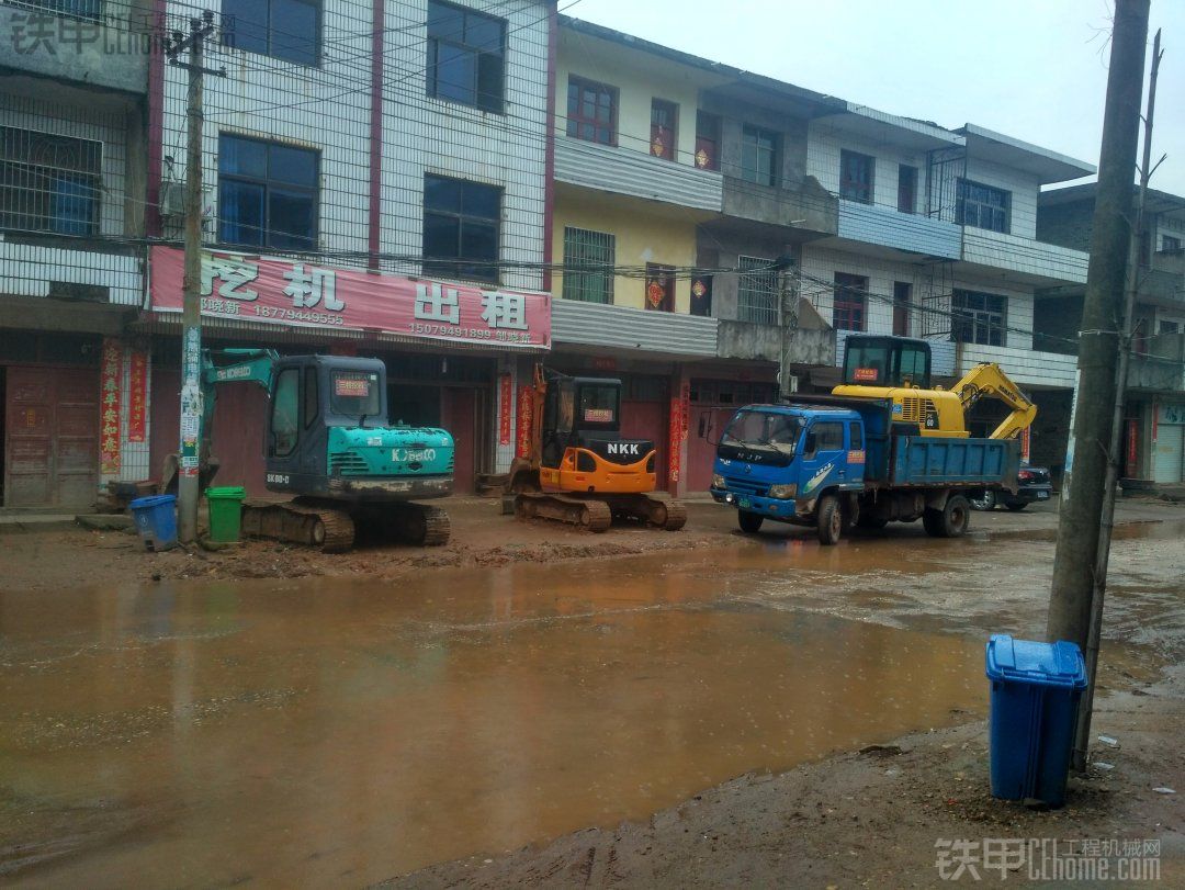 下雨了，挖機(jī)都生銹了