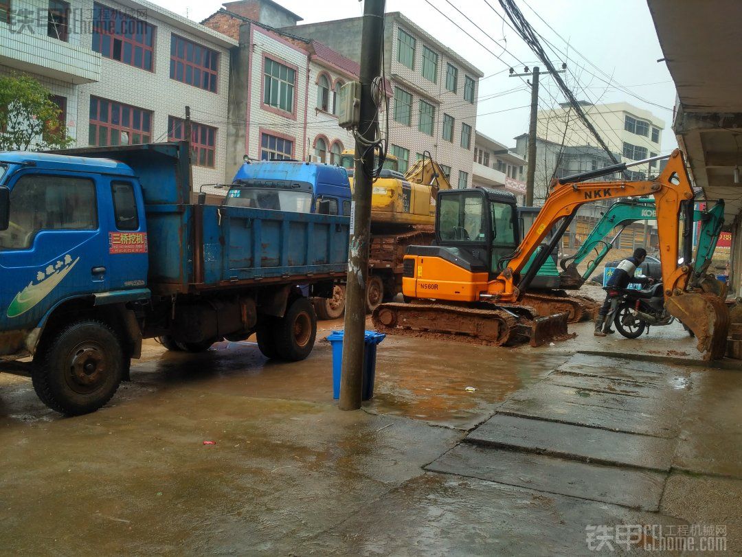 下雨了，挖機(jī)都生銹了