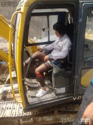 一个从业不久的女挖机新手