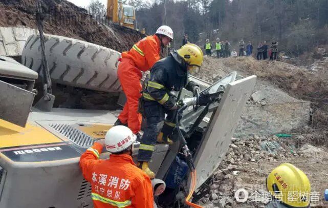 本溪鏟車剎車失靈墜入溝底，司機(jī)身亡