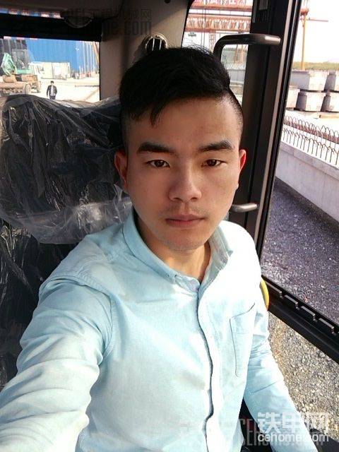 忘了沒(méi)人幫我拍照我就自拍！<img class="smiley" src="/img/smiley/default/hug.gif">