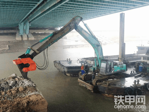 船挖加裝了高頻破碎錘，破碎效率高