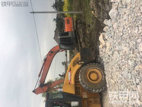 這壓路機(jī)陷得真有才
