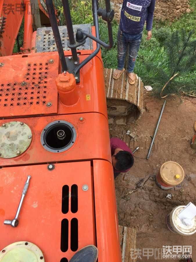 换液压油，由于当时手太脏了，所以没怎么拍照，换出来的液压油还算比较干净，毕竟才两千个小时，还没装锤