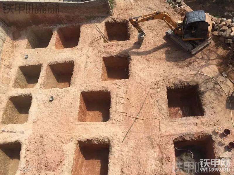 挖自己家房子的基礎(chǔ)。