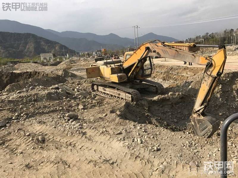 機(jī)子2006年買來的，11年三大件就修過發(fā)動(dòng)機(jī)，幾乎都在河里面挖沙石。怎么說呢，三一挖機(jī)動(dòng)作好像一直不協(xié)調(diào)，但是速度還行。大臂換過一次。