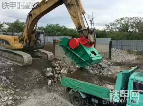 這個東西就是傳說中的挖機破碎機