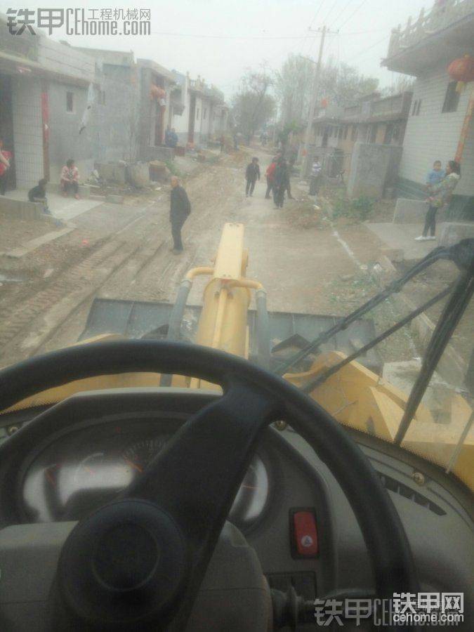 村里修路把鄉(xiāng)gov的車請(qǐng)來(lái)了，我當(dāng)司機(jī)<img class="smiley" src="/img/smiley/default/hug.gif"><img class="smiley" src="/img/smiley/default/hug.gif">