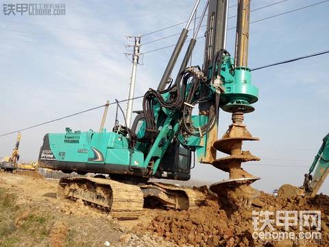 這個(gè)小型旋挖鉆機(jī)，還是神鋼底盤(pán)的，進(jìn)場(chǎng)施工了