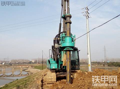 這個(gè)小型旋挖鉆機(jī)，還是神鋼底盤(pán)的，進(jìn)場(chǎng)施工了