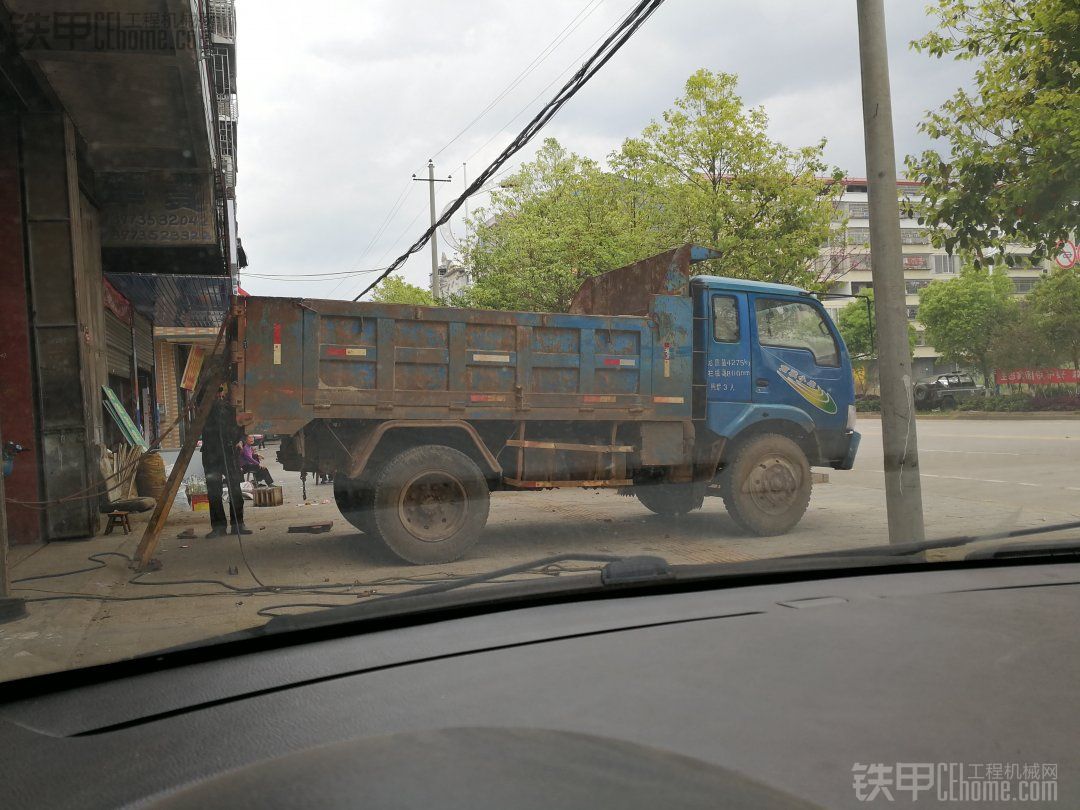 終于買到拖車了