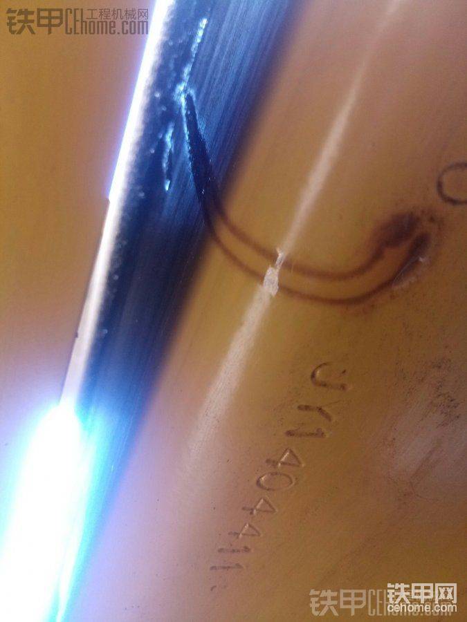 擦拭油污后很快流出的新油 因?yàn)椴裼拖涓簤河拖氲奈恢迷蚩床徽媲?
