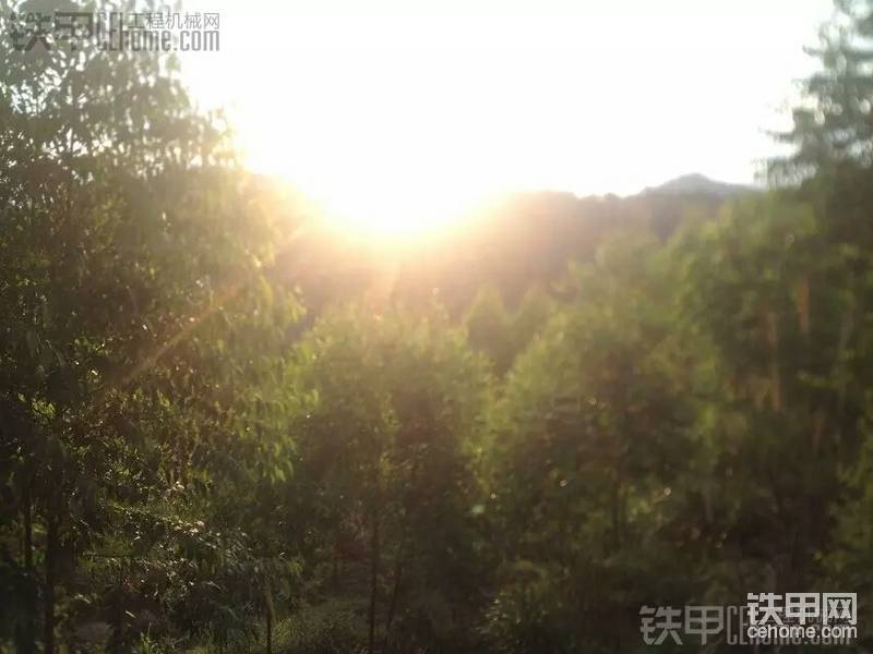 清晨的第一縷陽光，開啟新的一天，新的開始，譜寫新的進(jìn)步
