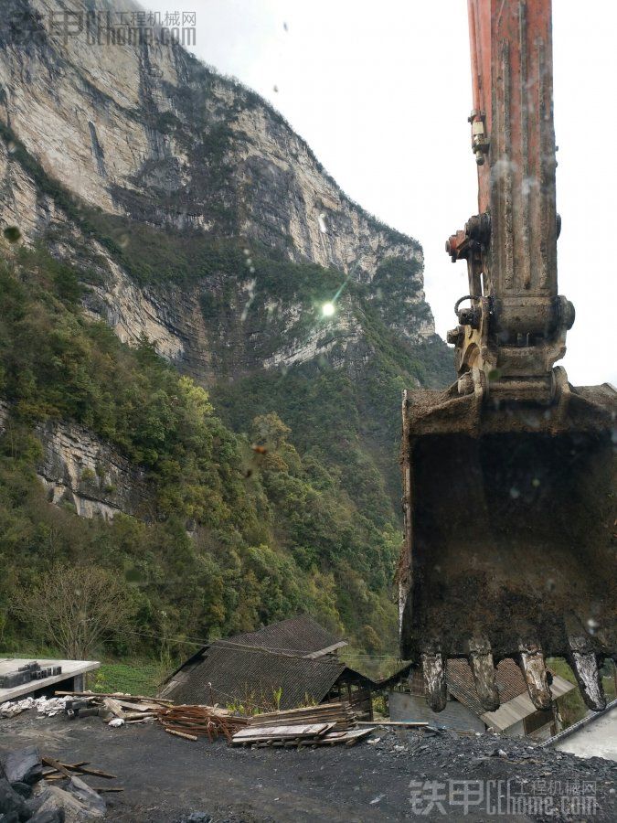 【攝影作品】山間水電站中的一抹橘色