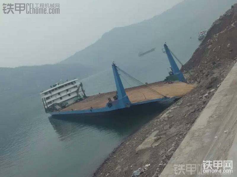 江边货船