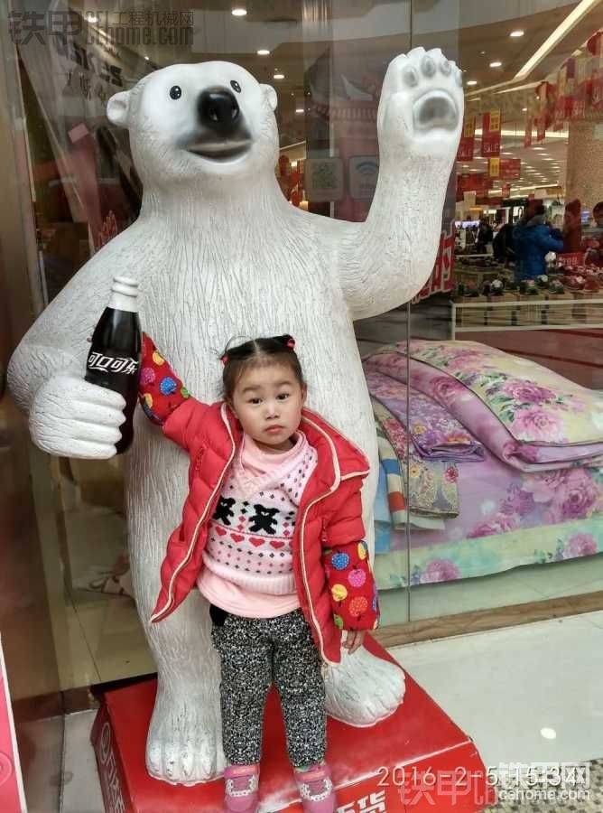 好大一瓶可乐呀！我也要喝！