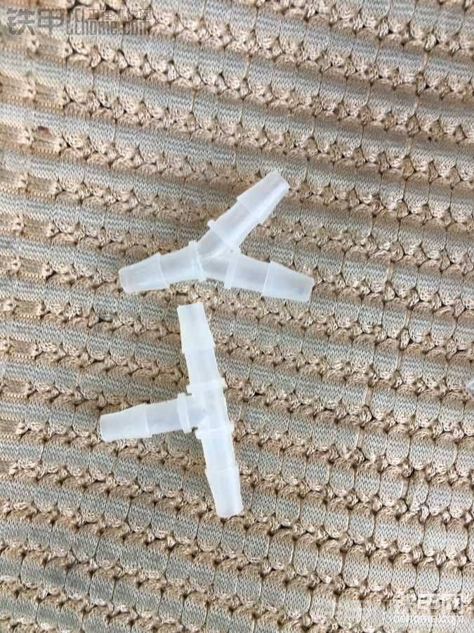 空調(diào)出水口和水泵進(jìn)水口連接的三通