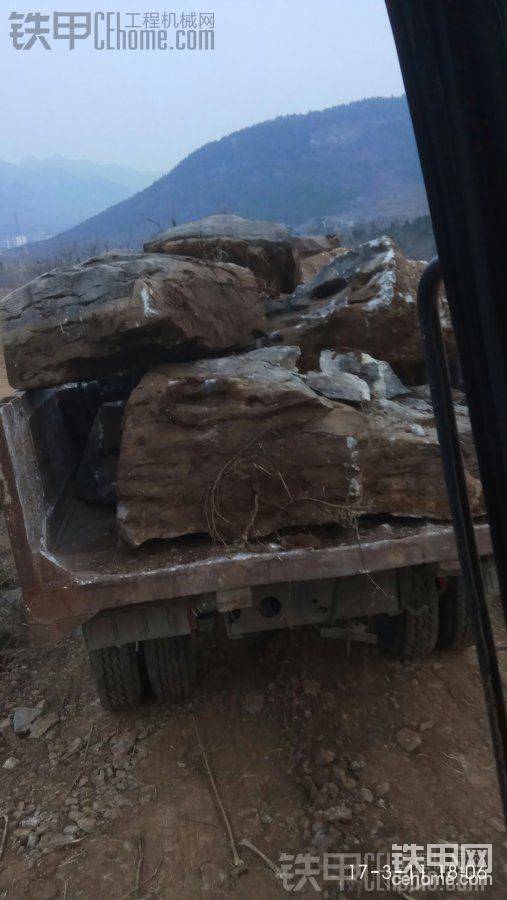 上面假山石頭都用我這小挖裝的怎么樣！
