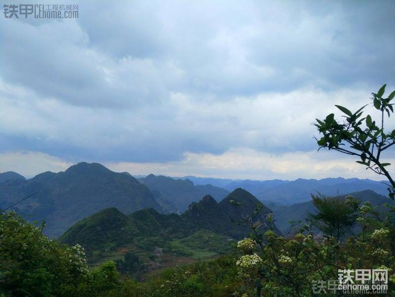 遠(yuǎn)山，夠不著陰沉的天。
